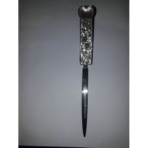 coupe papier agrapheuse metallique 2 en 1 couteau accessoire courrier acier inoxydable retro coeur et fleurs ouvre lettres couteau pointu agraphes metal argenté coupant style vintage ancien époque