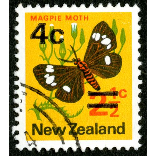Timbre Oblitéré New Zealand, Magpie Moth, 4c
