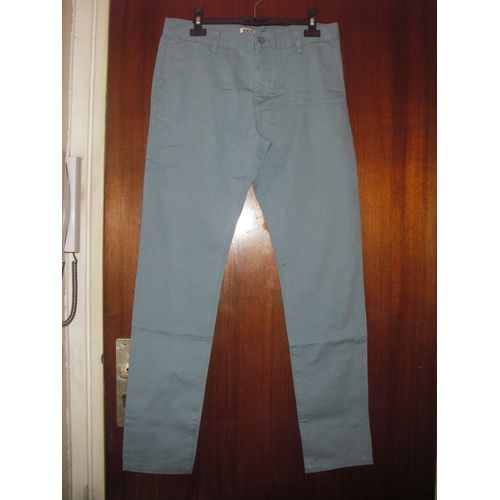 Pantalon Homme 100% Coton Mtwtfss Weekday, Taille 31/Xs, Coloris Bleu Clair, Fermeture Zippée + Bouton, 2 Poches En Biais À L'avant, 2 Poches Plaquées, Boutonnées À L'arrière, Passants Ceinture.