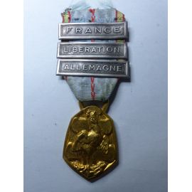 Medaille Commémorative De La Guerre 1939-1945 Avec 3 Agrafes / France - Liberation - Allemagne