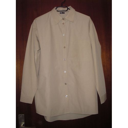 Chemise Col V, Manches Longues Homme De Marque Undiz, Taille S ( 37/38 ), Coloris Beige, Fermeture 8 Boutons Ton Sur Ton, Poignets 1 Bouton, 86% Polyester, 14% Coton.