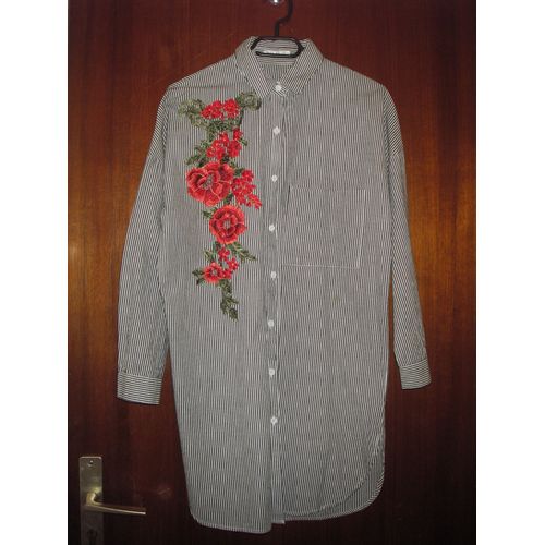 Chemise Longue Col V, Manches Longues Belcci, Taille S/M ( 40/42 ), Coloris: Rayée Blanc/Bleu, Fantaisie: Dentelle, Cascade De Roses Rouges Et De Feuilles Cousue Côté Droit, Fermeture 8 Boutons.