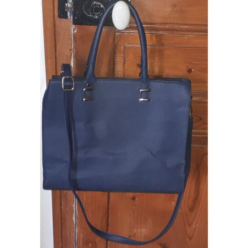 Sac à main bleu marine grande ampleur-2 poignées-bandoulière amovible- 1 compartiment avec 2 poches-doublé tissu fleuri 100%polyester-extérieur 100%polyuréthane-fermeture zippée-2 pressions d'aisance