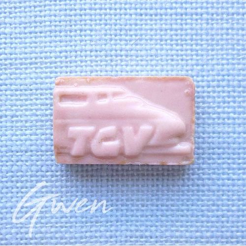 Feve Ancienne Plate Moyet Perrin Train Tgv Emaillé Rose Biscuit Porcelaine