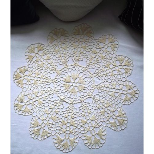 Napperon rond ancien fait main au crochet coton écru . Diamètre 50 cm