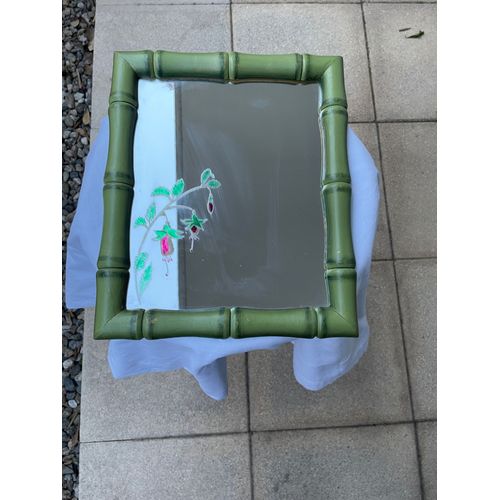Miroir peint avec fleurs dans le coin, encadré style bambou, fait main