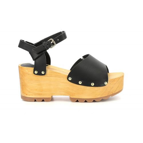 Kick Wedge Wise
