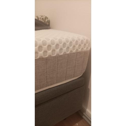 Matelas Épais Et Lit Coffre Gris Foncé 140/190 Haute Qualité Utilisé 1 Mois.