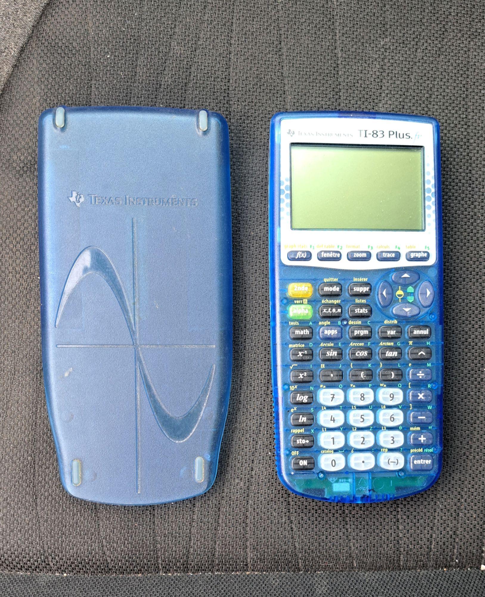 ② 3 calculatrices graphiques Texas Instruments TI-83 — Fournitures scolaires  — 2ememain