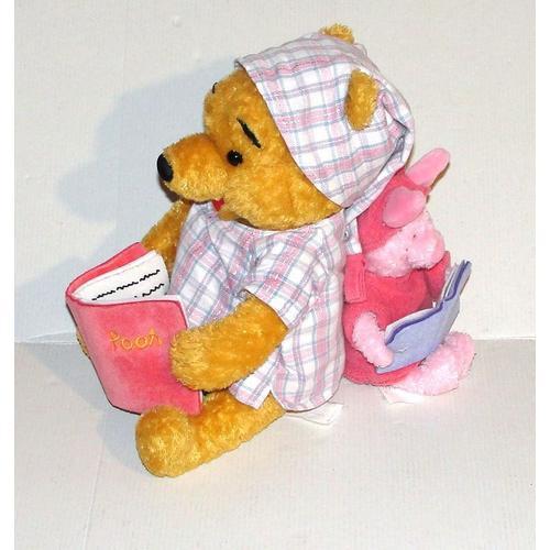 Peluche Winnie Et Porcinet En Pyjama Qui Lisent Un Livre Disney