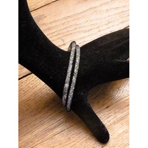 Bracelet Double Tubes Noir Avec Strass Blanc Dedans Et Fermoir Aimanté