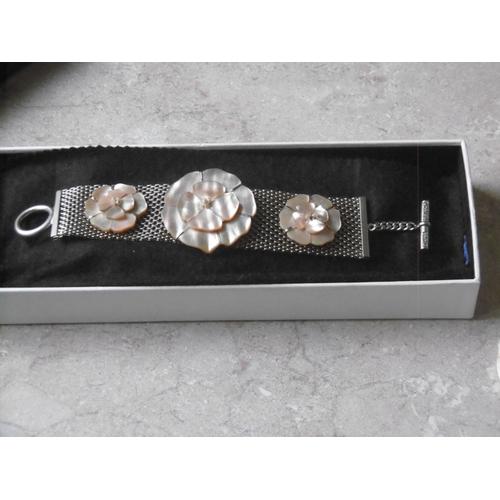 Rare Etelegant Bracelet Vintage Aux Camelias Signe Chanel Paris