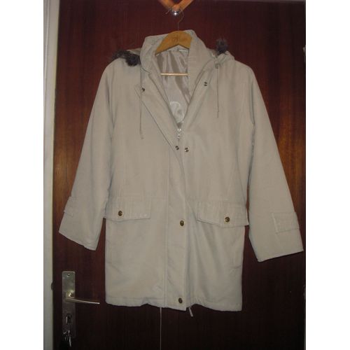 Parka À Capuche Amovible, Boutonnée, Bordée Fausse Fourrure, Taille 40, Coloris Beige, Touché Peau De Pèche, 2 Poches En Biais Au Bas Superposées Par 2 Poches Plaquées Pressionnées, Fermeture Zippée.