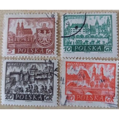 4 Timbres Oblitérés Polska Consacrés À Des Monuments De Respectivement, 5, 10, 20 Et 40 Groszy.