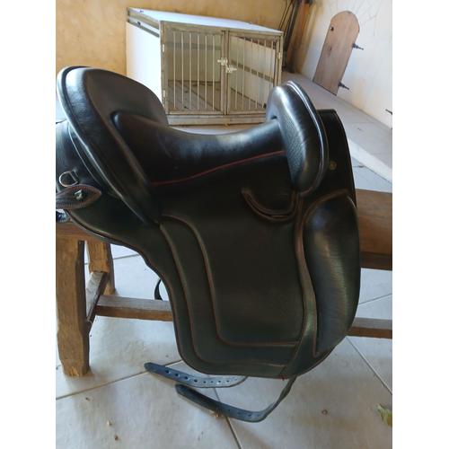 Vends Selle De Dressage Venus De Ludomar Arçon Flexible, Excellent État, Taille 17,5 Arcade 31cm Avec Peau De Mouton Véritable Amovible