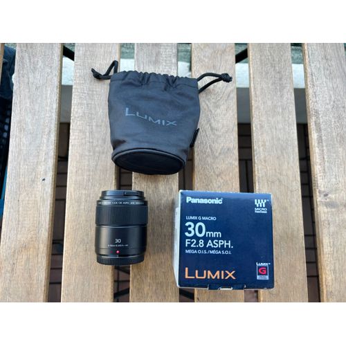 Objectif hybride PANASONIC LumixG 30mm Macro f/2.8 noir ASPH Mega O.I.S.