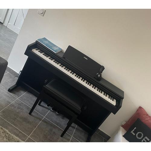 Piano Yamaha Noir Mat Avec Accessoires