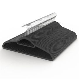 Intirilife Cintres 50x NOIR VELOURS en plastique peu encombrants avec crochets en acier inoxydable pouvant pivoter à 360 degrés et porte-cravates - cintres de vestiaire et pour costumes