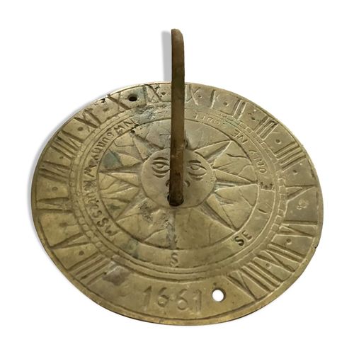 Cadran solaire en bronze motif soleil dore