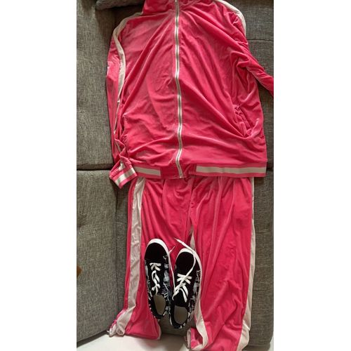 Je Vend Survêtement Rose Blanc Et Des Chaussures Noir Blanc