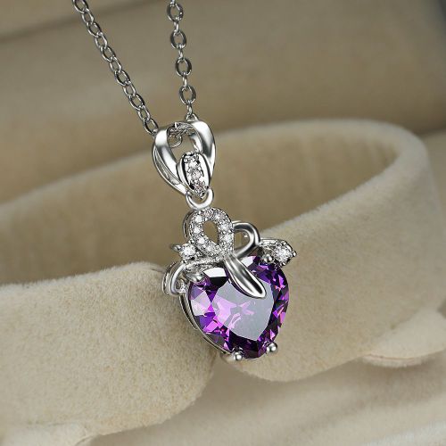 Bijoux Femme Diamant Blanc Irrégulier Collier D'amour Pendentif Montrant Le Collier Claviculaire