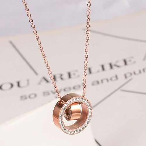 Bijoux Femme Les Grands Et Les Petits Cercles Sont Des Colliers En Diamant Blanc Incrustés D'or Rose.