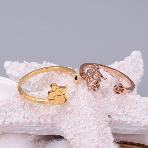 Bijoux Femme L'année Des Rats A De La Chance. Une Souris Riche A Ouvert Une Bague En Or Rose Et Un Billet De Loterie Féminin