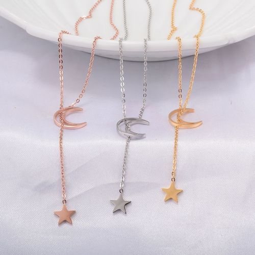 La Lune Creuse Porte Un Collier En Or Rose Plaqué Étoile