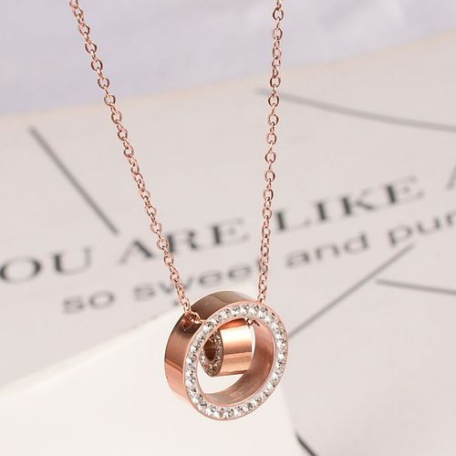 Les Grands Et Les Petits Cercles Sont Des Colliers En Diamant Blanc Incrustés D'or Rose.