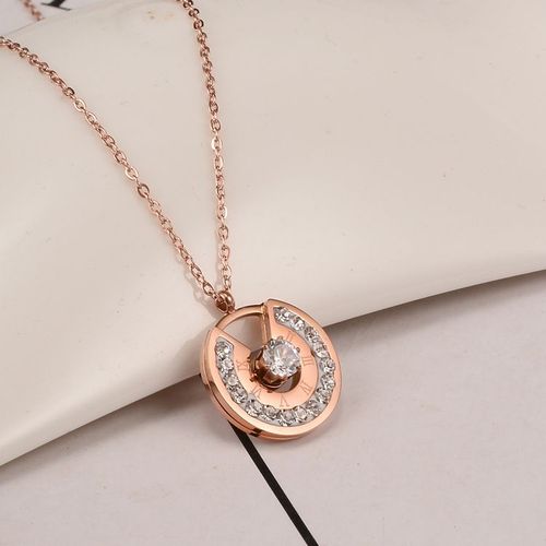Collier En Or Rose Avec Deux Rangées De Diamants Et Six Griffes De Diamants Courts Au Milieu