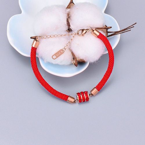 Transfert D'un Bracelet En Diamant Rouge À Trois Couches