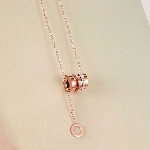 Un Cercle De Diamants, Un Anneau De Diamants, Un Collier D'or Rose, Une Chaîne De Déesses.