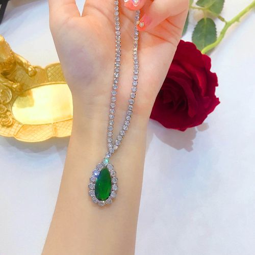 Collier Émeraude En Forme De Poire Avec Gouttes De Diamants Micro Sertis Pour Femme Lvn4002