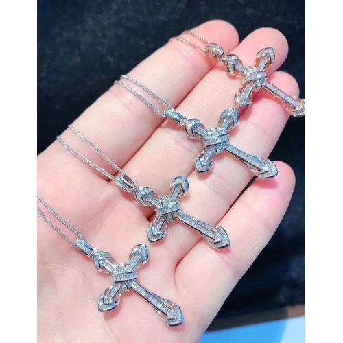 Pendentif Carré Échelle Plaqué Or 18k T Carré Croix Imitation Moissanite Clavicule Collier Lvn4093