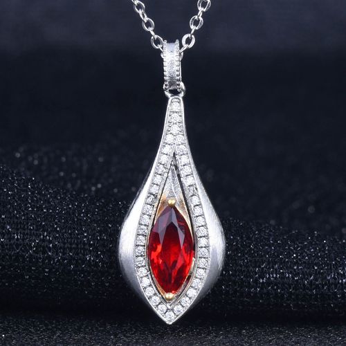 Simulation De Processus De Dessin Pendentif Rubis Sang De Pigeon Incrusté Collier De Galvanoplastie Bicolore Oeil De Cheval Pour Femme Lvn4111