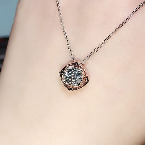 Incrusté Imitation Moissanite Américaine À Haute Teneur En Carbone Diamant Rose Pendentif Créatif Bicolore Pt950 Collier En Or Rose Lvn4141