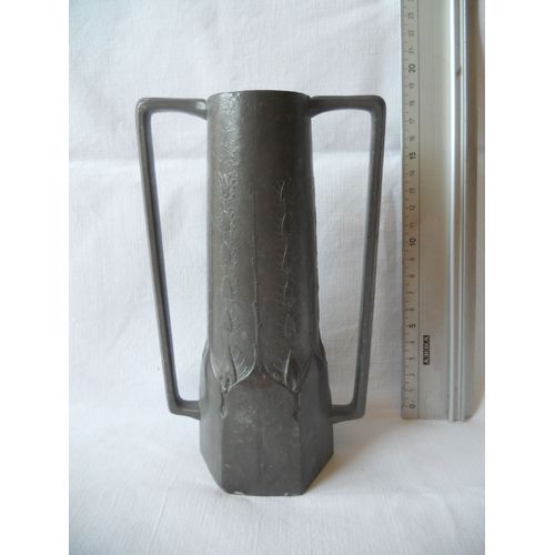 Vase ancien étain Motif Floral 2 anses Hauteur 18 cm Base 6.5 cm