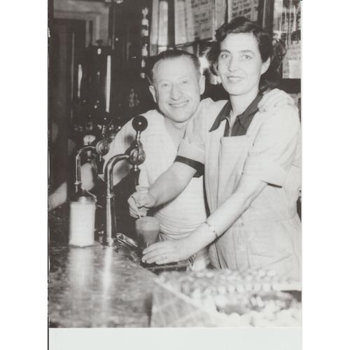 Photo Provenant D'un Magazine Anglophone : Ben And Dotty Abrams In Ben's Luncheonette,2000 Holland Avenue,May 1951.This Was One Home Of The Authentic Bronx Egg Cream