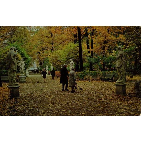 Carte Postale Paire De Sculptures Dans Un Parc Russe