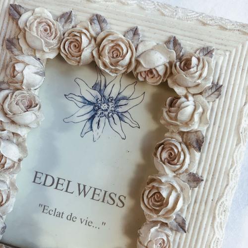 Cadre déco romantique style Shabby fleurs , 11 x 13 cm , en céramique blanche, dos cuir , un peu usagé.