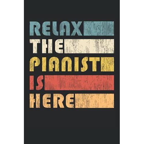 Relax The Pianist Is Here - Klavierspieler Notizbuch: Din A5 (6x9) Notizbuch Für Klavier Und Flügel Musiker Mit 120 Linierte Seiten Und Wochentage Für Die Tagebuch Funktion