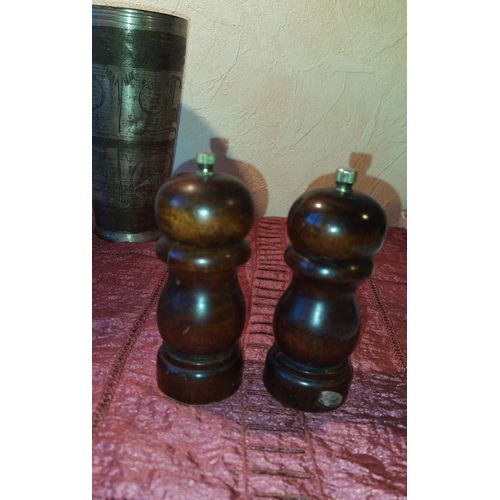 Salière Et Poivrière En Bois Vintage. (Bonne Qualité De Bois Et Du Travail) Fabrication Taïwan 