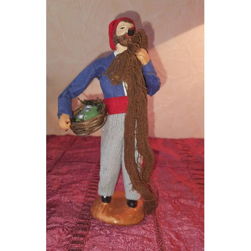 Santon Provençal Tampon Escoffier. Le Pêcheur Au Bonnet Rouge, Sa Pipe, Retour De Pêche Avec Son Panier Garni De Poissons Et Son Filet. Hauteur 18,5 Env. Poids 