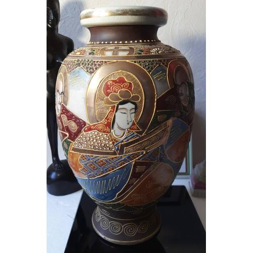 Vase en céramique japonais avec kanjis (Japonais) rouge comme signature. Hauteur 30 cm, poids 1kg468 env. Il est magnifique avec du relief. 