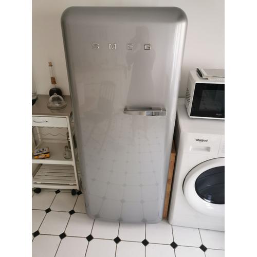 A vendre cause déménagement frigo de la marque SMEG parfaite état de marche .