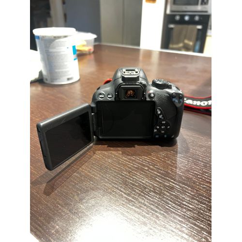 CANON EOS 700D 18 mpix + Objectif 18-55 + 2 Batteries + Chargeur