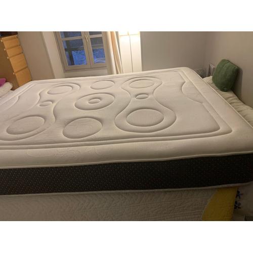 Matelas Hybride À Mémoire De Forme Et Ressort Ensachées 160 Par 200 En Bon État.