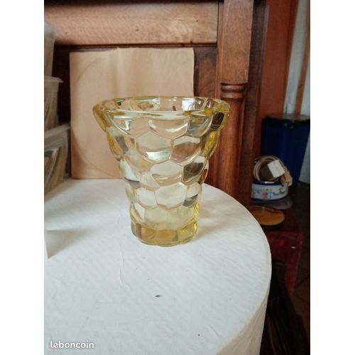 Vase en verre epais jaune 18 cm de haut signé d'avesn france