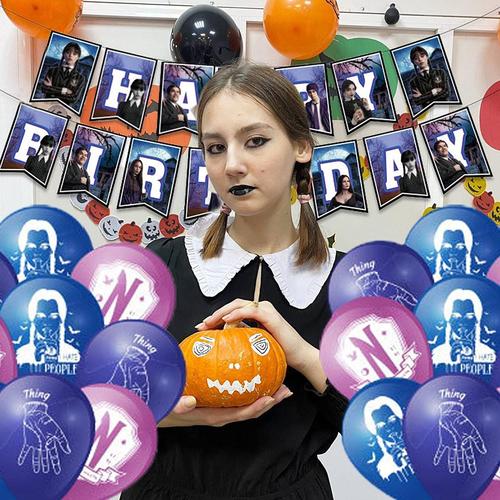 Fête du Mercredi Addams, Ensemble Décoration Fête D'anniversaire Addams,  Comprend une Bannière, 18 Ballons, 13 Gâteau : : Cuisine et Maison