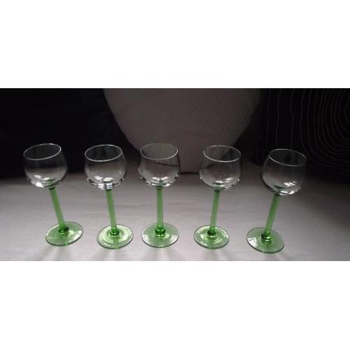 Lot De 5 Verres À Vin Blanc Vert Clair Transparent Et Blanc En Parfait État.  Dimensions Hauteur 14 Cm Diamètre 5 Cm